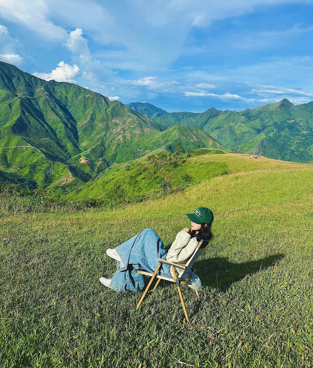 Ngắm nhìn khung cảnh bình yên của núi trời